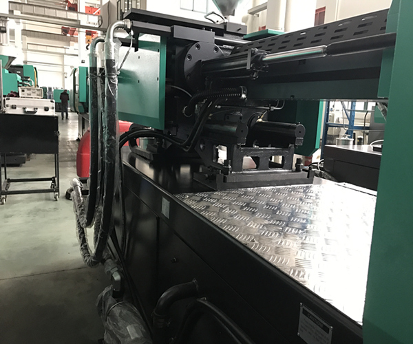 수평한 플라스틱 주입 주조 기계 250 T 520MM 여는 치기