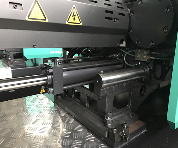 수평한 플라스틱 주입 주조 기계 250 T 520MM 여는 치기